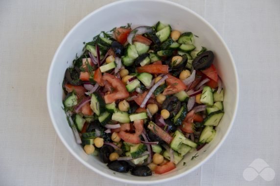 Салат с овощами, маслинами и нутом – фото приготовления рецепта, шаг 3