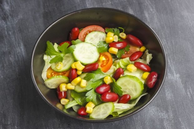 Вегетарианский салат из овощей и красной фасоли