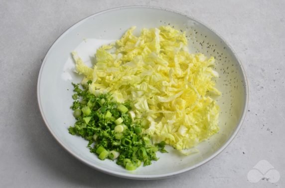 Салат с пекинской капустой, крабовыми палочками и зеленым луком – фото приготовления рецепта, шаг 1