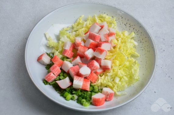 Салат с пекинской капустой, крабовыми палочками и зеленым луком – фото приготовления рецепта, шаг 2