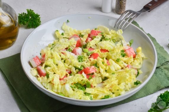 Салат с пекинской капустой, крабовыми палочками и зеленым луком – фото приготовления рецепта, шаг 3