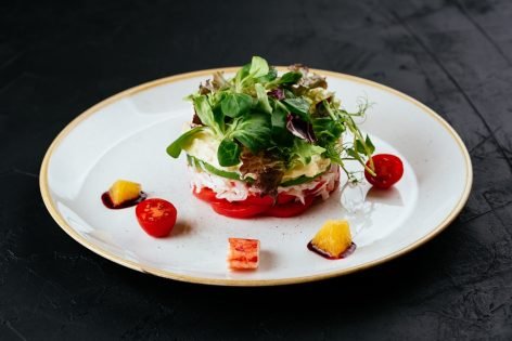 Эффектный слоеный салат с крабовыми палочками и овощами