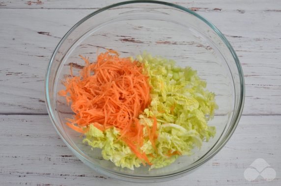 Диетический капустный салат с морковью и крабовыми палочками – фото приготовления рецепта, шаг 1