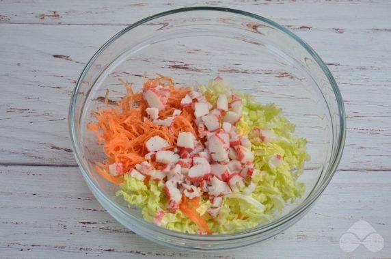 Диетический капустный салат с морковью и крабовыми палочками – фото приготовления рецепта, шаг 2