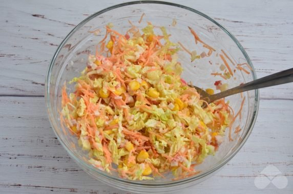Диетический капустный салат с морковью и крабовыми палочками – фото приготовления рецепта, шаг 3