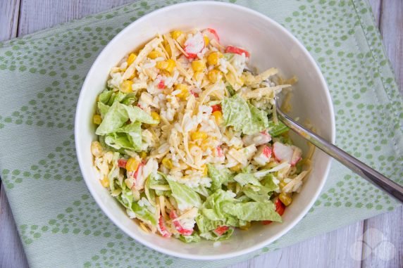 Крабовый салат с рисом и сыром – фото приготовления рецепта, шаг 4