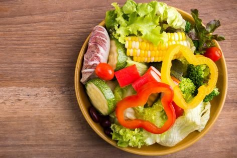 Салат-боул с овощами и крабовыми палочками