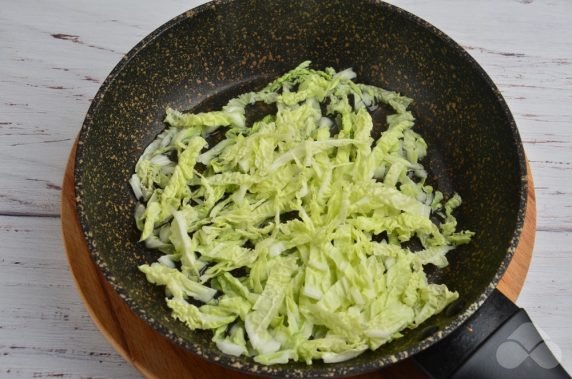 Крабовый салат с нежной пекинской капустой – фото приготовления рецепта, шаг 1
