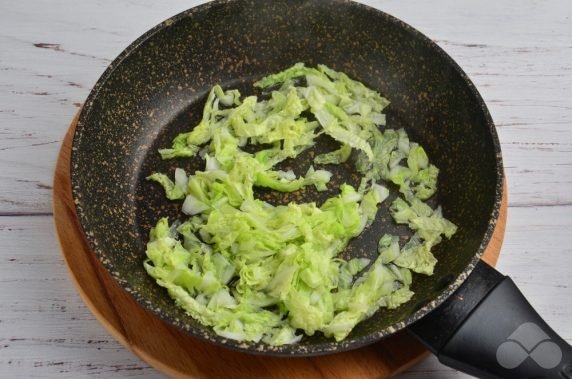 Крабовый салат с нежной пекинской капустой – фото приготовления рецепта, шаг 2
