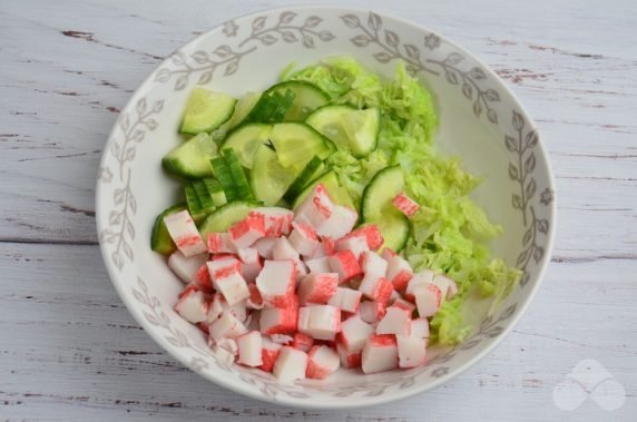 Крабовый салат с нежной пекинской капустой – фото приготовления рецепта, шаг 3