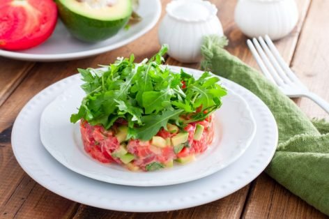 Салат с красной рыбой, авокадо и помидорами