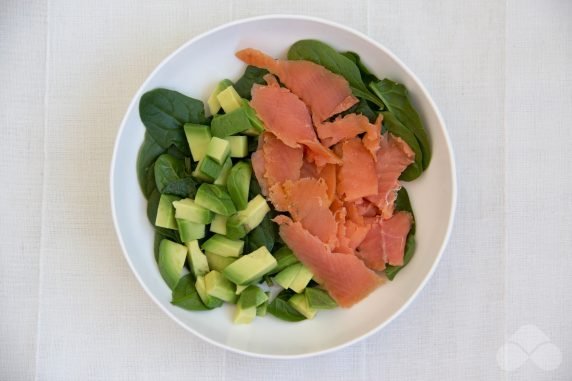 Салат с красной рыбой, шпинатом и авокадо – фото приготовления рецепта, шаг 3