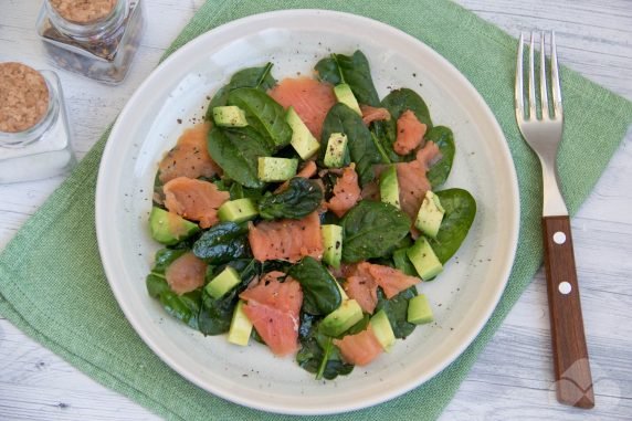 Салат с красной рыбой, шпинатом и авокадо – фото приготовления рецепта, шаг 4