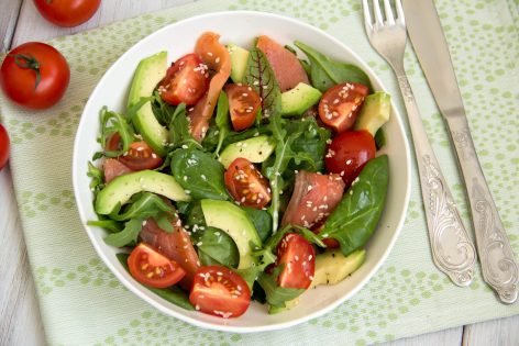 Салат из красной рыбы, авокадо и помидоров черри