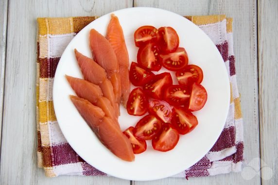 Салат из красной рыбы, авокадо и помидоров черри – фото приготовления рецепта, шаг 2