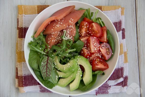 Салат из красной рыбы, авокадо и помидоров черри – фото приготовления рецепта, шаг 3