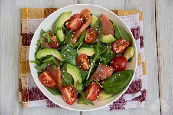 Салат из красной рыбы, авокадо и помидоров черри – фото приготовления рецепта, шаг 4