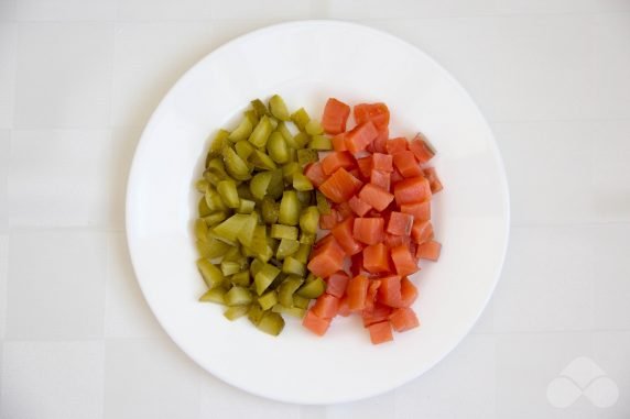 Салат из красной рыбы, картофеля и маринованных огурцов – фото приготовления рецепта, шаг 1
