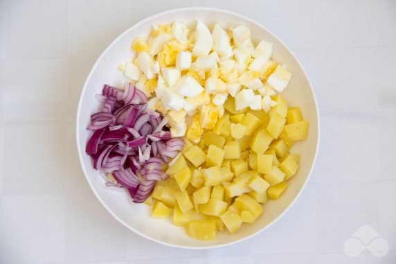 Салат из красной рыбы, картофеля и маринованных огурцов – фото приготовления рецепта, шаг 2