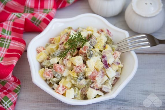 Салат из красной рыбы, картофеля и маринованных огурцов – фото приготовления рецепта, шаг 3