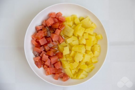 Сытный салат из картофеля и красной рыбы – фото приготовления рецепта, шаг 1