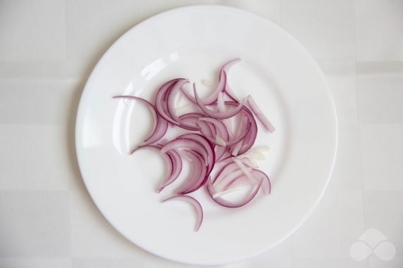 Сытный салат из картофеля и красной рыбы – фото приготовления рецепта, шаг 2