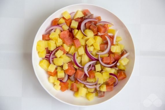 Сытный салат из картофеля и красной рыбы – фото приготовления рецепта, шаг 3