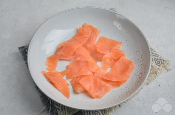 Свежий салат с красной рыбой, луком и каперсами – фото приготовления рецепта, шаг 1