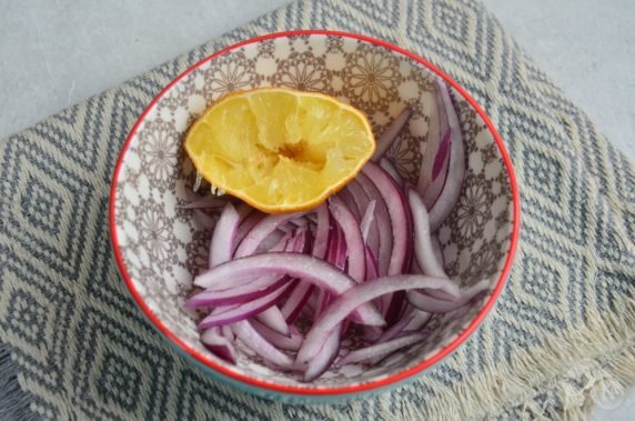 Свежий салат с красной рыбой, луком и каперсами – фото приготовления рецепта, шаг 2