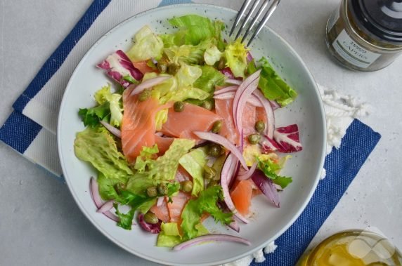 Свежий салат с красной рыбой, луком и каперсами – фото приготовления рецепта, шаг 4