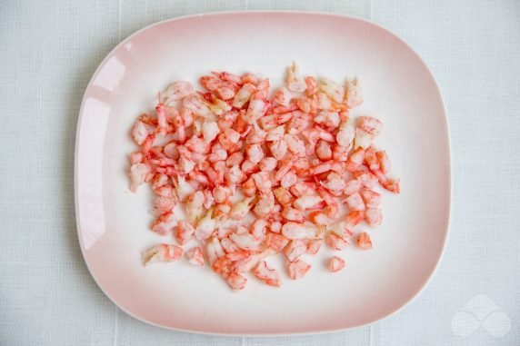 Салат с морепродуктами, яйцами и помидорами – фото приготовления рецепта, шаг 2