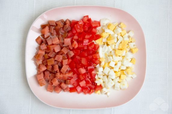 Салат с морепродуктами, яйцами и помидорами – фото приготовления рецепта, шаг 3