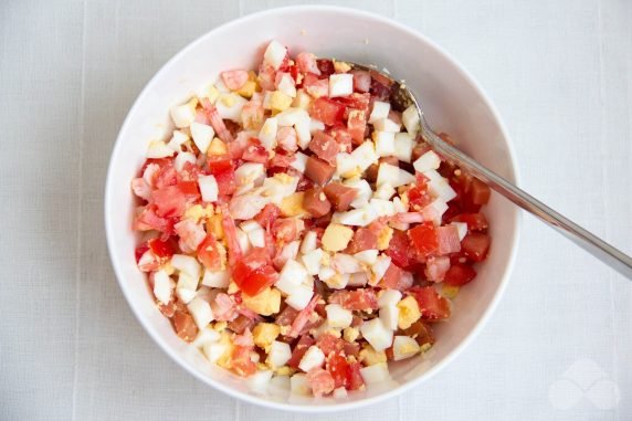Салат с морепродуктами, яйцами и помидорами – фото приготовления рецепта, шаг 4