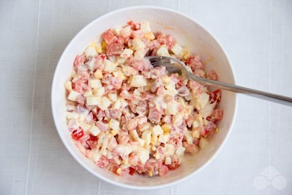 Салат с морепродуктами, яйцами и помидорами – фото приготовления рецепта, шаг 5