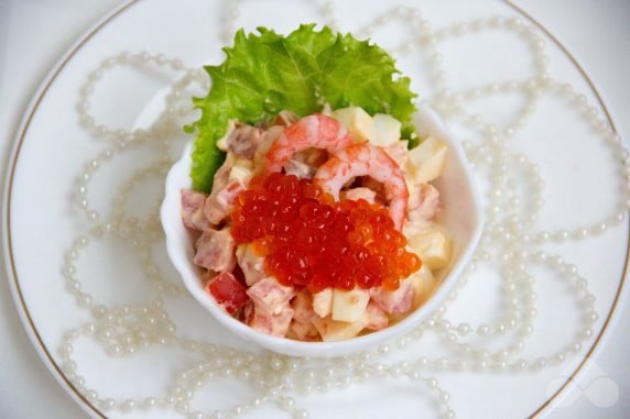 Салат с морепродуктами, яйцами и помидорами – фото приготовления рецепта, шаг 6