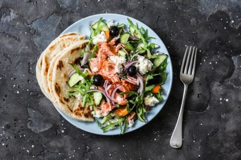 Греческий салат с запеченной красной рыбой