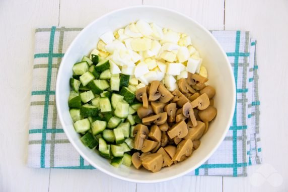 Салат с огурцами и маринованными грибами – фото приготовления рецепта, шаг 2