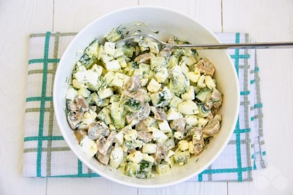 Салат с огурцами и маринованными грибами – фото приготовления рецепта, шаг 3