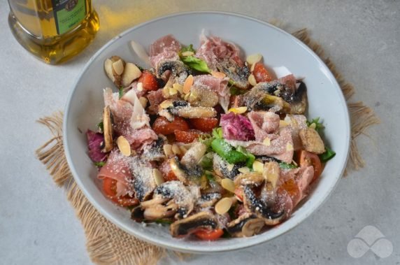 Салат с хамоном и грибами – фото приготовления рецепта, шаг 4