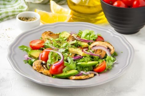 Овощной салат с авокадо и грибами