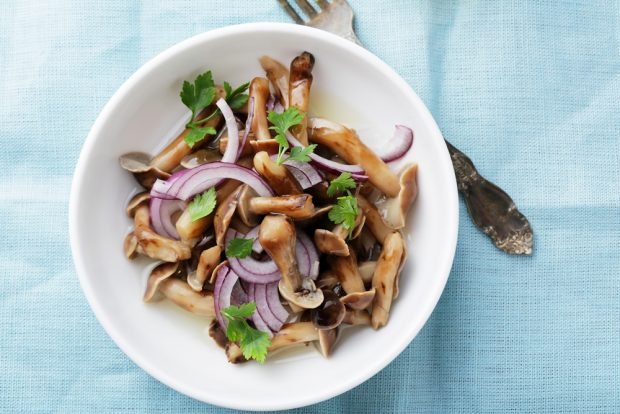 Салат-пятиминутка с маринованными грибами и луком