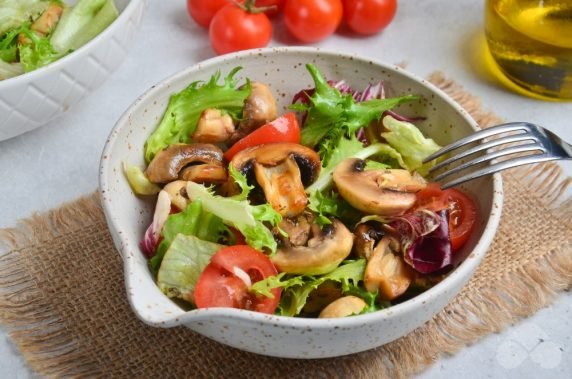Салат с черри и грибами – фото приготовления рецепта, шаг 3