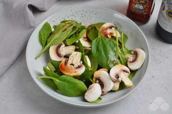 Салат со шпинатом и грибами – фото приготовления рецепта, шаг 3