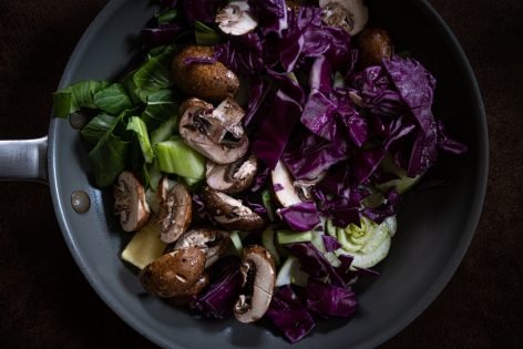 Салат с грибами и краснокочанной капустой