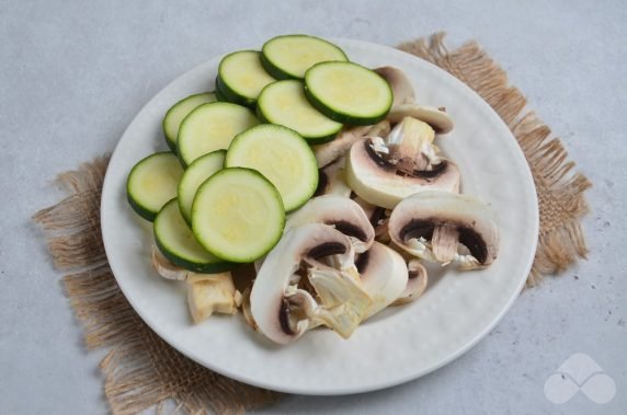 Салат с грибами и цукини на гриле – фото приготовления рецепта, шаг 1