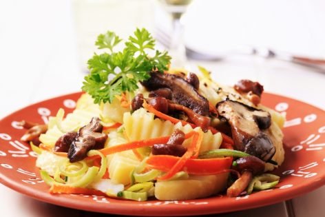 Немецкий салат с грибами и картошкой