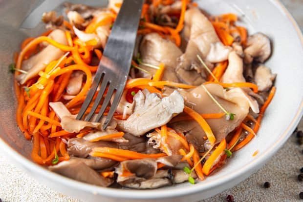 Салат «Подсолнух» с курицей, грибами и корейской морковью