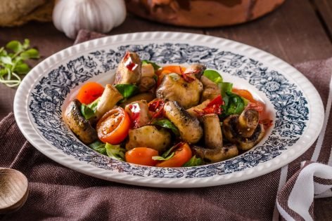 Салат с грибами и базиликом