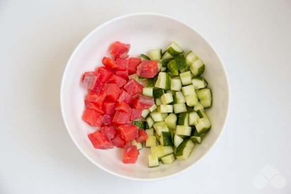 Салат с красной рыбой, огурцами, авокадо и яйцами – фото приготовления рецепта, шаг 1
