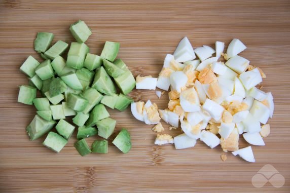 Салат с красной рыбой, огурцами, авокадо и яйцами – фото приготовления рецепта, шаг 2